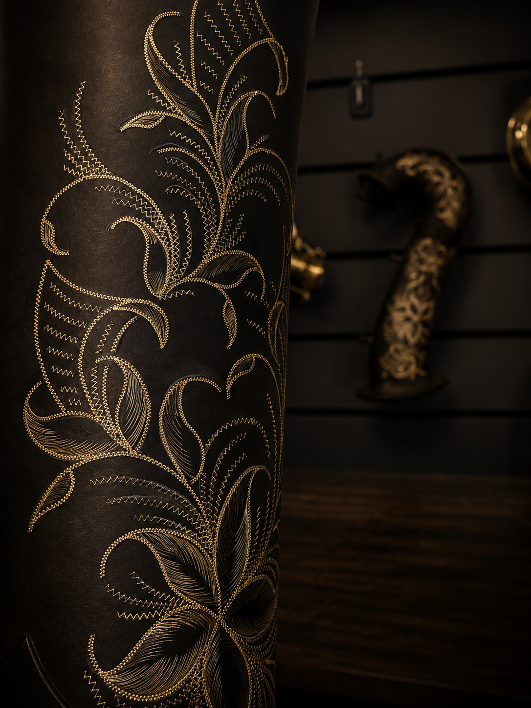 Detalhe de engraving floral em acabamento escuro