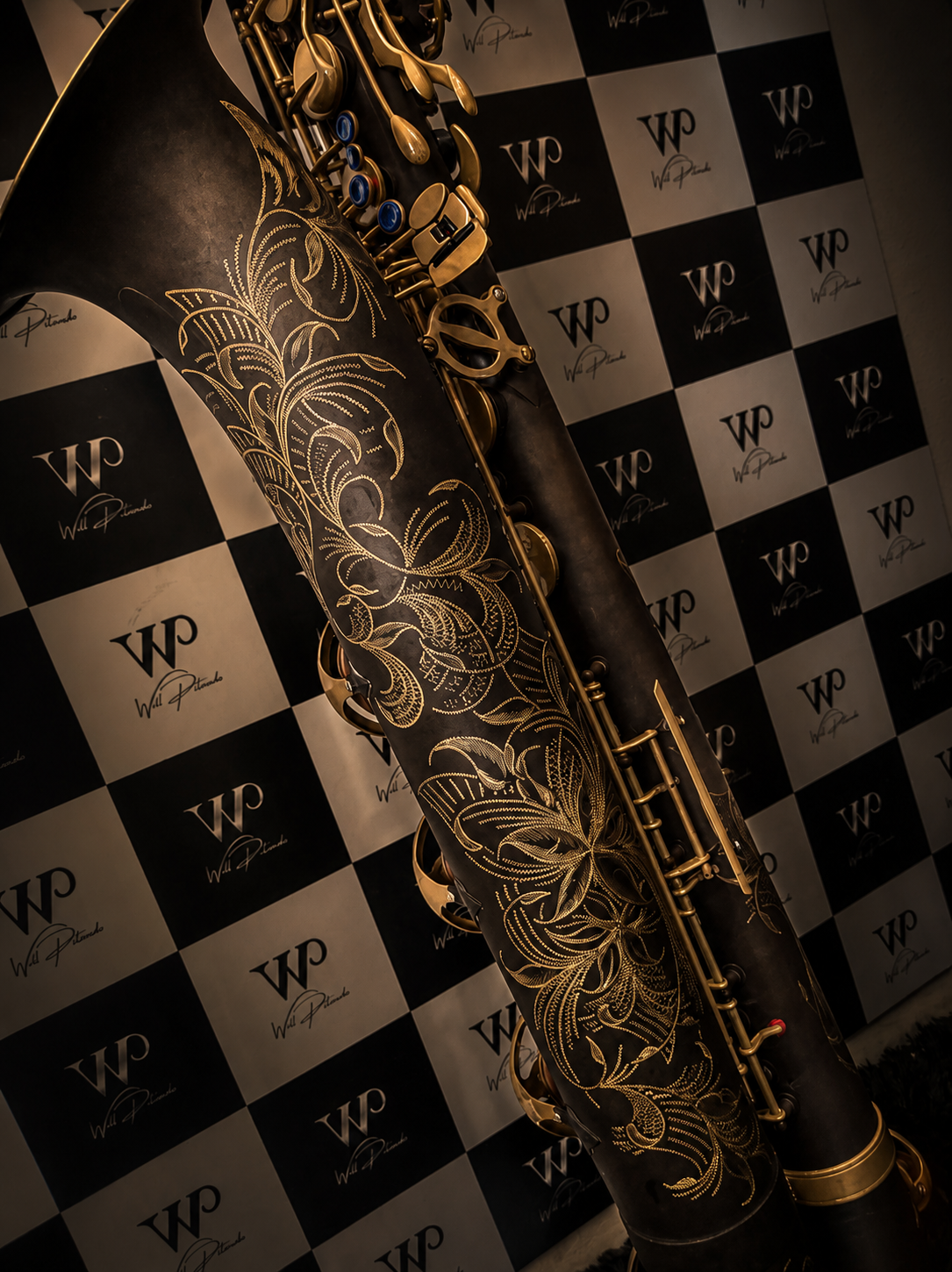 Engraving floral no corpo de um saxofone barítono